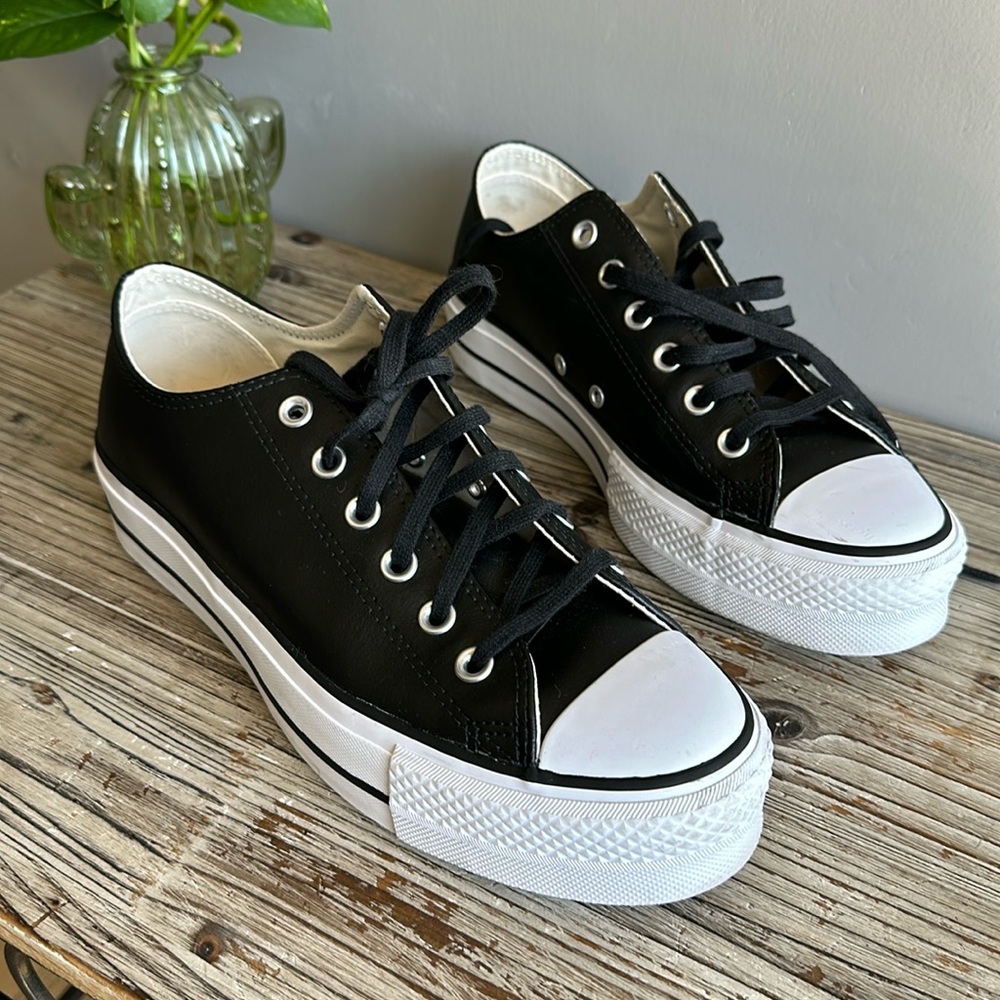 Converse platform leather sneakers size 9.5 great condition